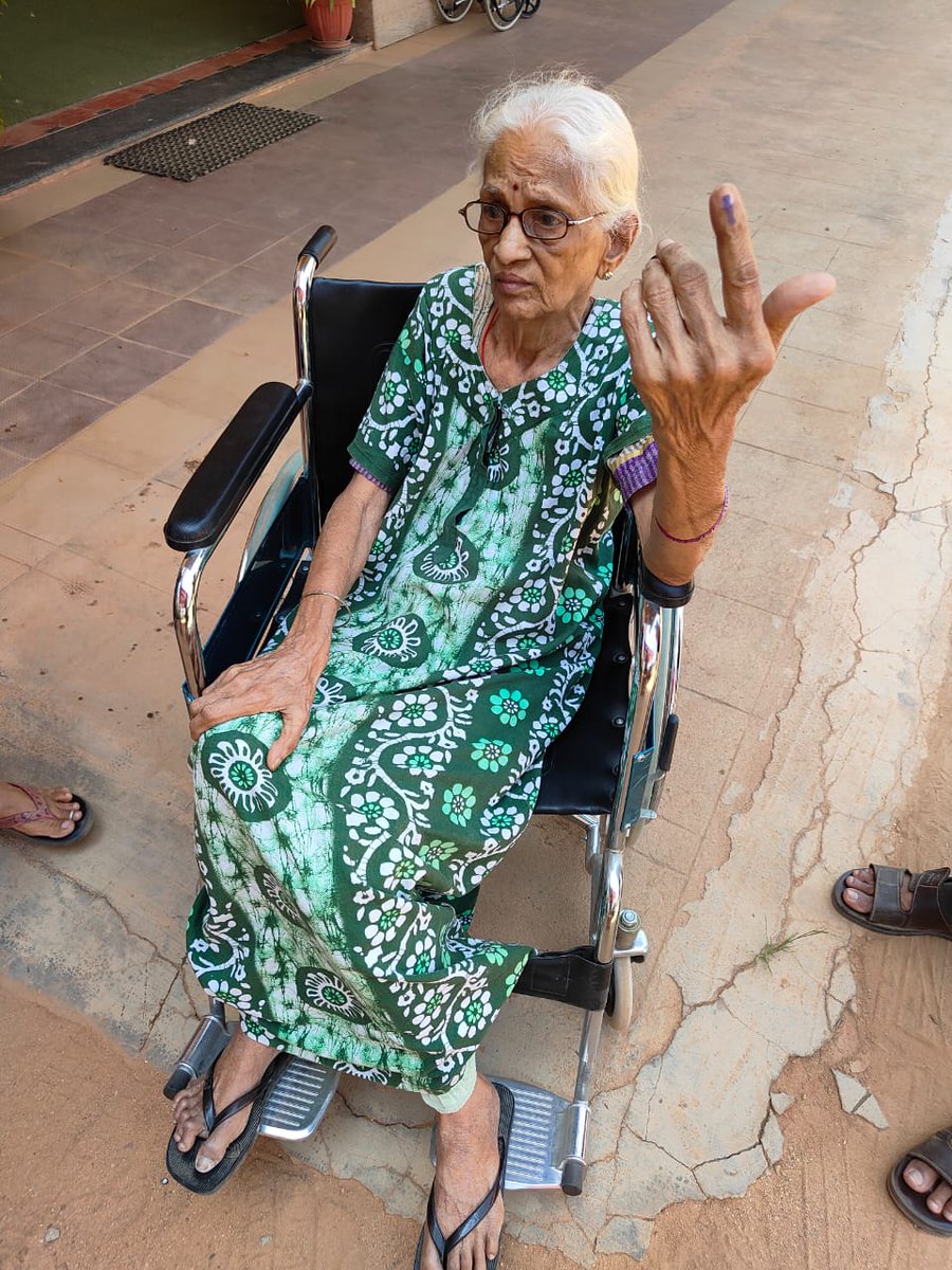 ಬೆಂಗಳೂರು ಉತ್ತರ ಲೋಕಸಭಾ ವ್ಯಾಪ್ತಿಯ ಬ್ಯಾಟರಾಯನಪುರದ 92 ವರ್ಷದ ಹಿರಿಯ ನಾಗರೀಕರಾದ ಶ್ರೀಮತಿ ಇಂದಿರಮ್ಮ ಅಯ್ಯರ್ ಅವರು ಗಾಲಿಕುರ್ಚಿ ಸಹಾಯದೊಂದಿಗೆ ಇಂದು ಮತಗಟ್ಟೆಗೆ ಬಂದು ಮತ ಚಲಾಯಿಸಿದರು. #ceokarnataka #LokaSabhaElection2024 #Election2024 #YourVoteYourVoice #VotingMatters #DeshkaGarv #voteindia #oldagevoters