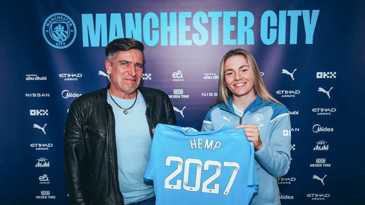 NEW: Manchester City's Lauren Hemp has signed a three-year contract extension. The England winger had previously been linked with a possible move to Barcelona.