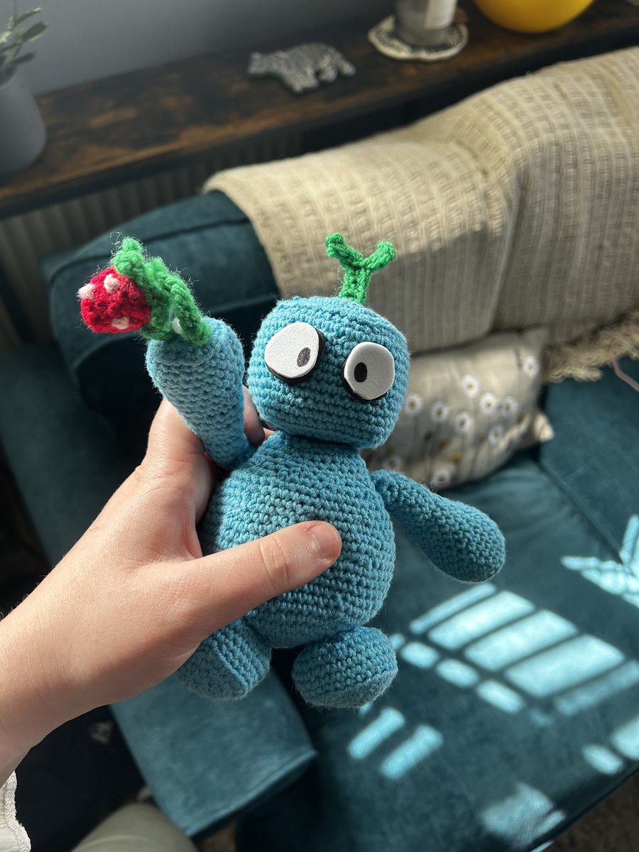 So I’ve been working on a cute lil secret project for @heckin_flop and @SouthfieldGame and it’s time to show Bud off and bring them to @WASDlive_ to hand deliver them to their CM. So thrilled with how they turned out as my first off-pattern custom creation 🥺