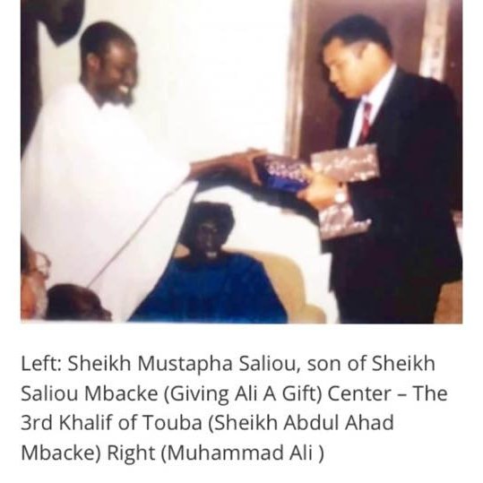 SERIGNE ABDOUL AHAD MBACKÉ ET MOUHAMMED ALI
Quand Mouhammed Aly (Le célèbre boxeur ) était venu lui rendre visite à Touba, il lui avait recommandé d'aller saluer Serigne Abdou Khadre Mbacké. À son retour, il passa toute la journée avec lui. C'est alors que Mouhammed Ali lui dit :