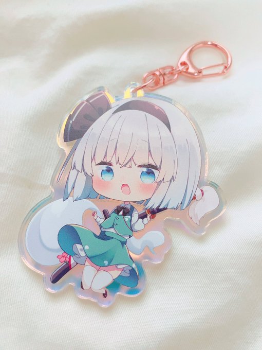 🌸例大祭新作グッズ②🌸
2種目は妖夢ちゃんのオーロラアクリルキーホルダーです!
傾けるといろんな色にキラキラと変化するとても可愛いアクキーになりました😌💕
<仕様>
縦横約75mm オーロラアクリル ピンクゴールドナスカン付き 