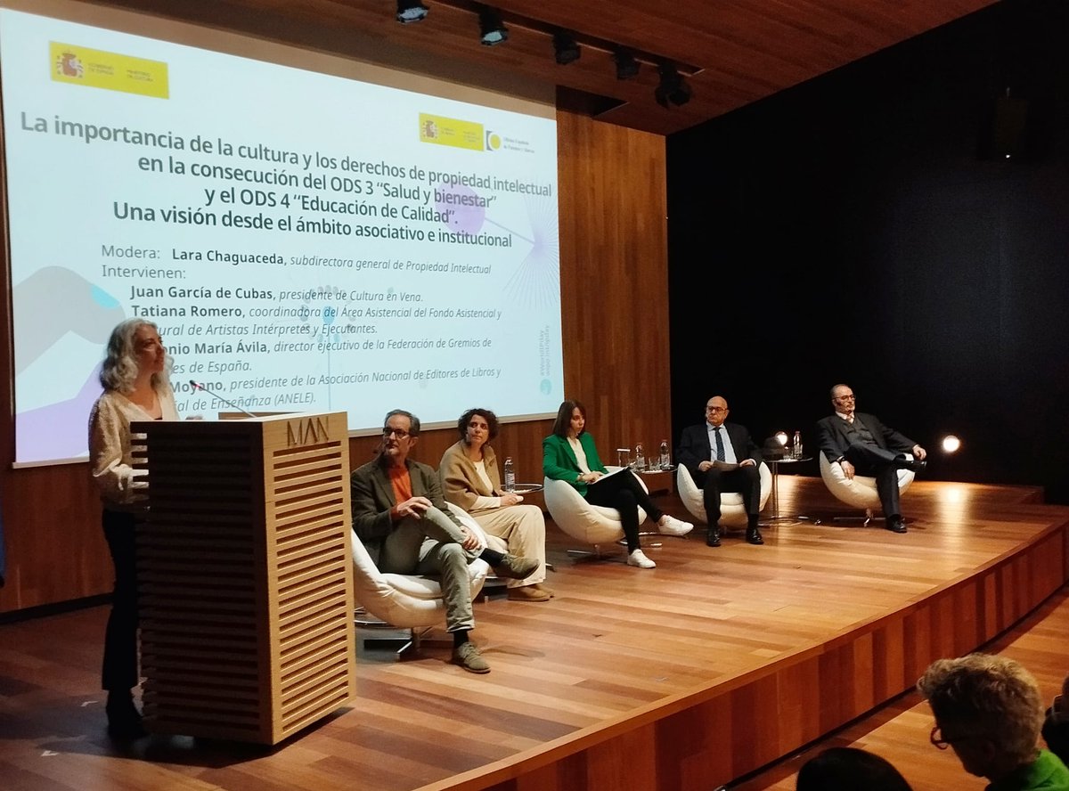 La primera mesa redonda moderada por Lara Chaguaceda, subdirectora general de Propiedad Intelectual de @culturagob versa sobre la importancia de la cultura y los DPI en la consecución de los ODS relativos a la salud y el bienestar y la educación.