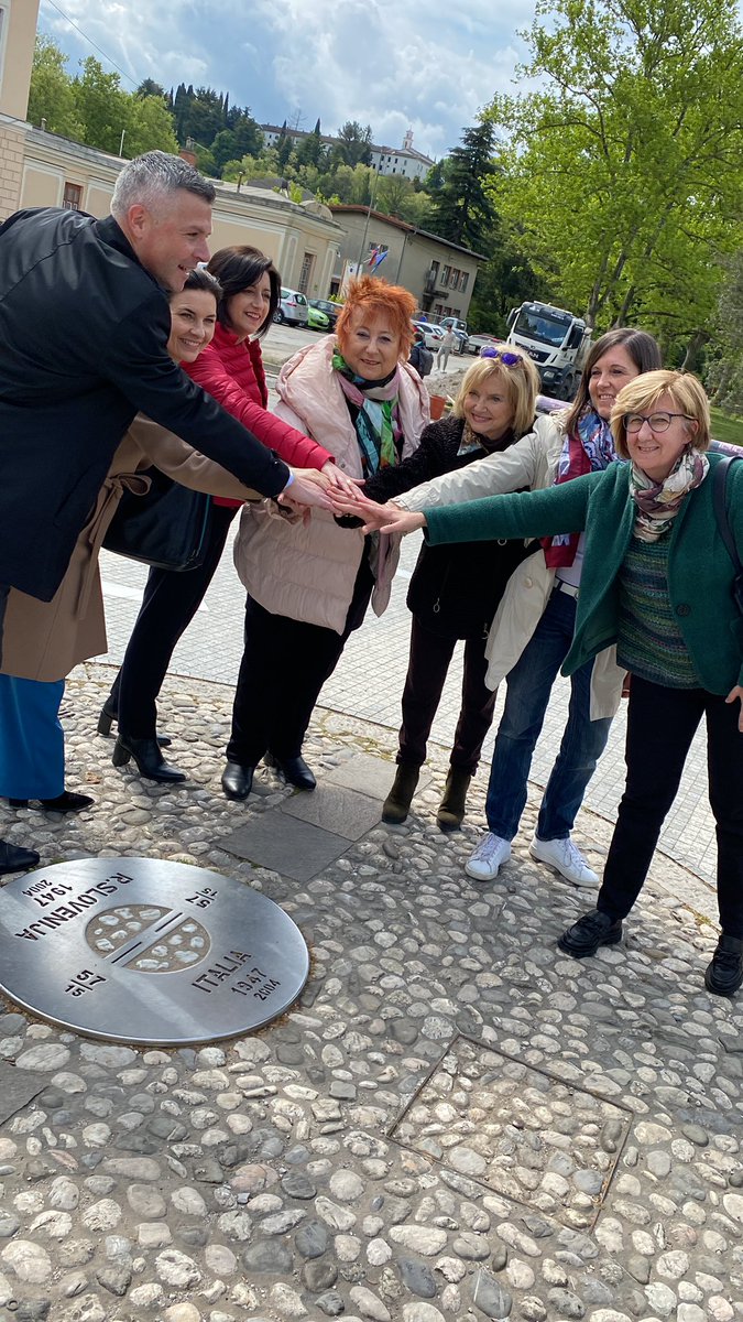 [SLO - ITA 🇸🇮🤝🇮🇹 PROJEKT ČEZMEJNEGA SODELOVANJA🇪🇺] Skupaj s kolegico EP Alessandro Moretti danes na čezmejnem obisku v Sloveniji in Italiji. Začela sva na Trgu Evrope med Novo Gorico🇸🇮 in Gorico🇮🇹, kjer je bila tudi krajša predstavitev Evropske prestolnice kulture GO! 2025.