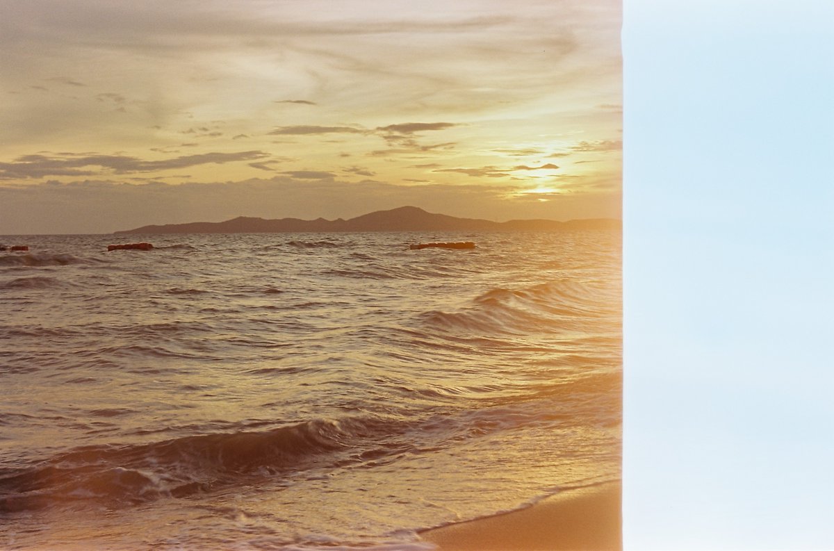 'Sea in the last Frame'
Exakta Varex II
Kodak Vision 3 250D

#Kodak #Exakta #Film #filmphotography #analogphotography #Sea #beach #sunset #Filmcommunity #photography #landscape #landscapephotography