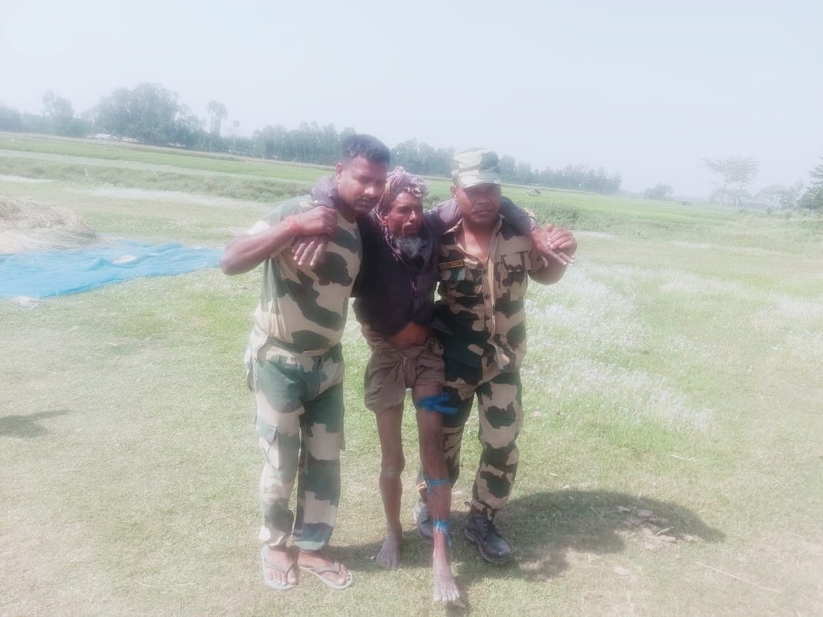 On 24th Apr 2024, Bordermen of 49 Bn BSF under @BSF_Guwahati Ftr evacuated a villager as snake bite case, in serious condition from bordering village Kalaicharbari, Dist- Dhubri, Assam by #BSF speed boat, provided trained BSF nursing staff and saved precious life.