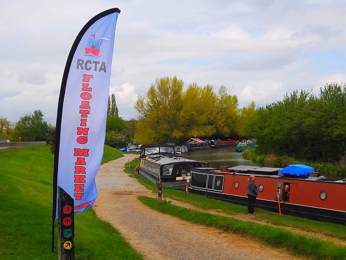 Thank goodness the boats are already gathered for this weekends RCTA Startops Marsworth Floating Market  

The lock flight has now been temporarily closed due to a broken beam! 

#canallife #narrowboatlife #narrowboat #continuouscruisers #boatlife #canaltraders #boatsthattweet