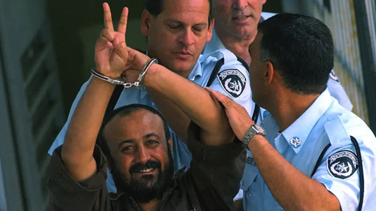 En passant elle fait la promotion de Marwan Barghouti.
Et tant pis si le leader de la 2e intifada a été reconnu coupable d’avoir commandité un attentat contre des civils israéliens qui a fait 5 morts et qu’il purge 5 peines de prisons à vie

10/13⬇️