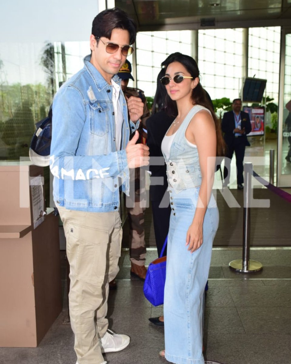 #KiaraAdvani and #SidharthMalhotra get clicked at the airport.✈️💕