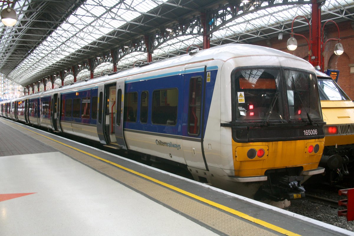 Marylebone Station, London. 165006. Chiltern Railways white/blue livery. Photo: 03.03.2023. #London #Marylebone #railway #DieselMultipleUnit #Class165 @SalopianLyne