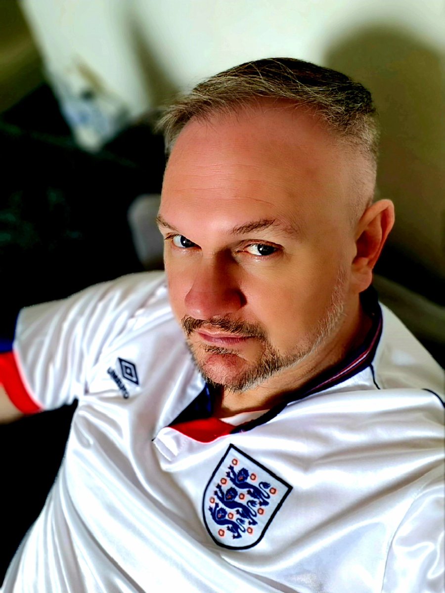 #FootballShirtFriday gone 80's with the England 87-89 shirt 🏴󠁧󠁢󠁥󠁮󠁧󠁿🦁🦁🦁