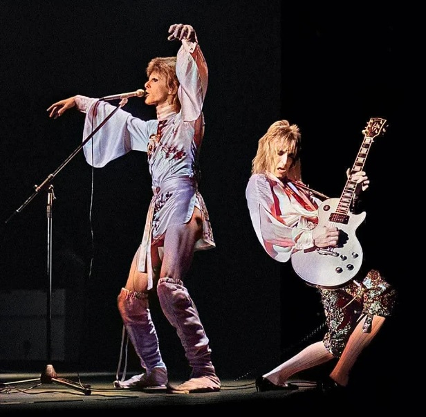 Hoy, hace 31 años, perdíamos a Mick Ronson, guitarrista, compositor y parte fundamental de la banda de la era glam rock de @DavidBowieReal , The Spiders From Mars. 🙌 #RockFMérides