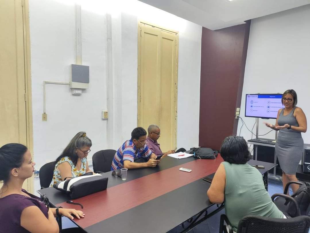 Sobre los retos de la #TransformaciónDigital en #SantiagodeCuba estuvimos hablando en la reunión mensual de Informatización dirigida por la Dirección de Informática y Comunicaciones del @Gob_StgoDeCuba. La @UOCuba presente mostrando sus mejores experiencias. #UOInformatiza