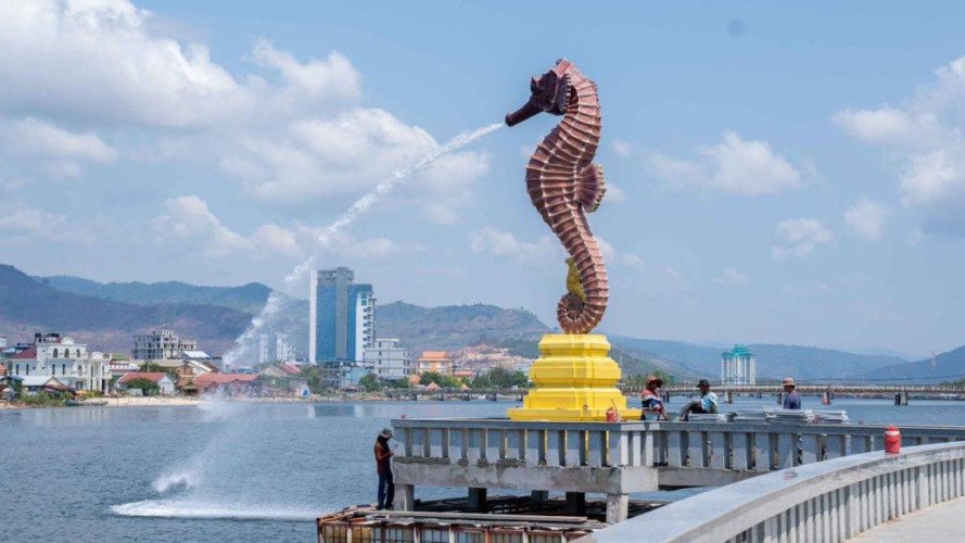 กัมพูชาเปิดตัวแหล่งท่องเที่ยวแห่งใหม่ “รูปปั้นม้าน้ำ” ซึ่งกำลังได้รับความนิยมอย่างมาก