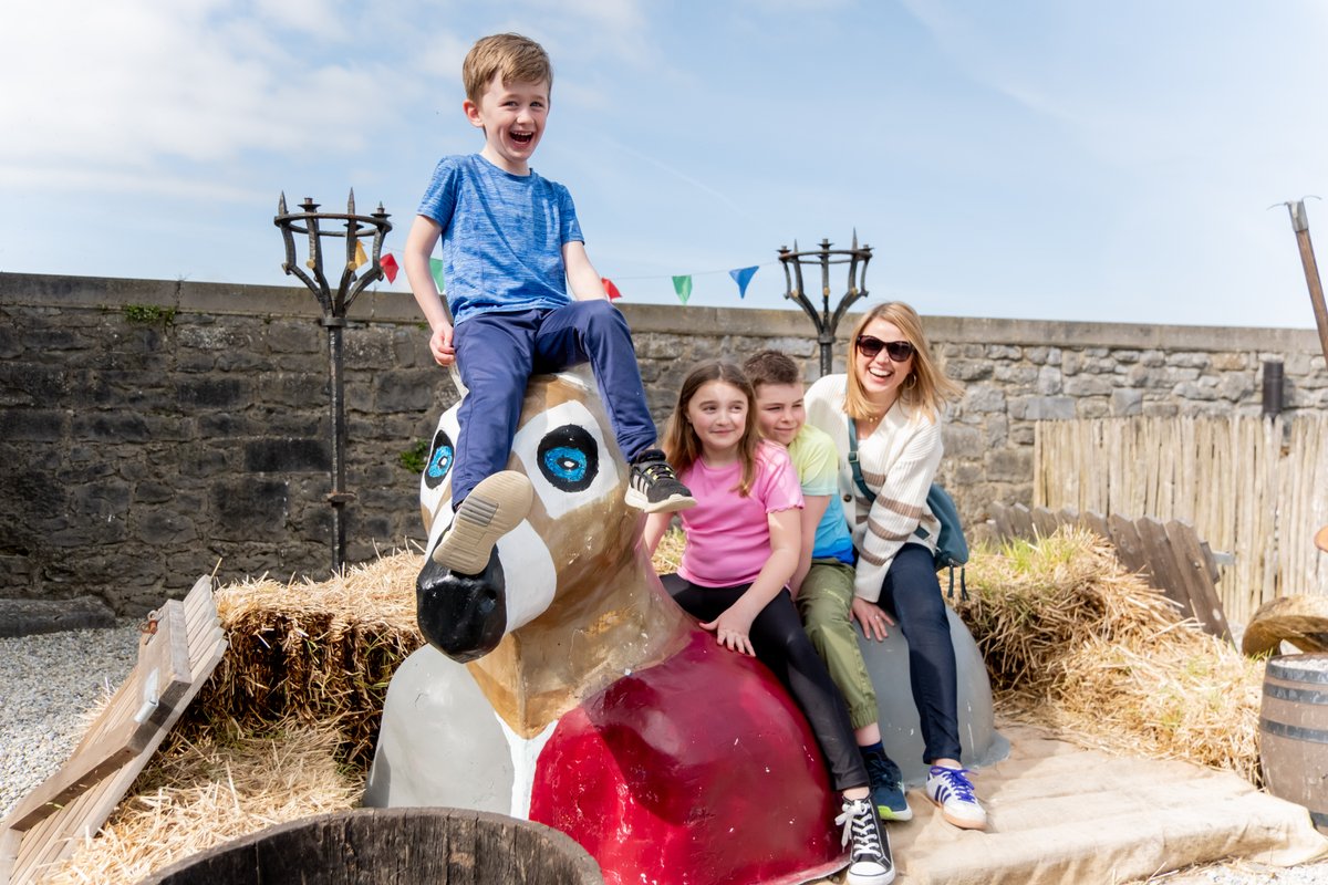 Discover King John's Castle with the Family this weekend 👨‍👨‍👧‍👧 Step into history at our exhibition centre, wander through the enchanting medieval courtyard, and ascend to the heights of the castle turrets for panoramic views of Limerick City and its surrounds. 🏰
