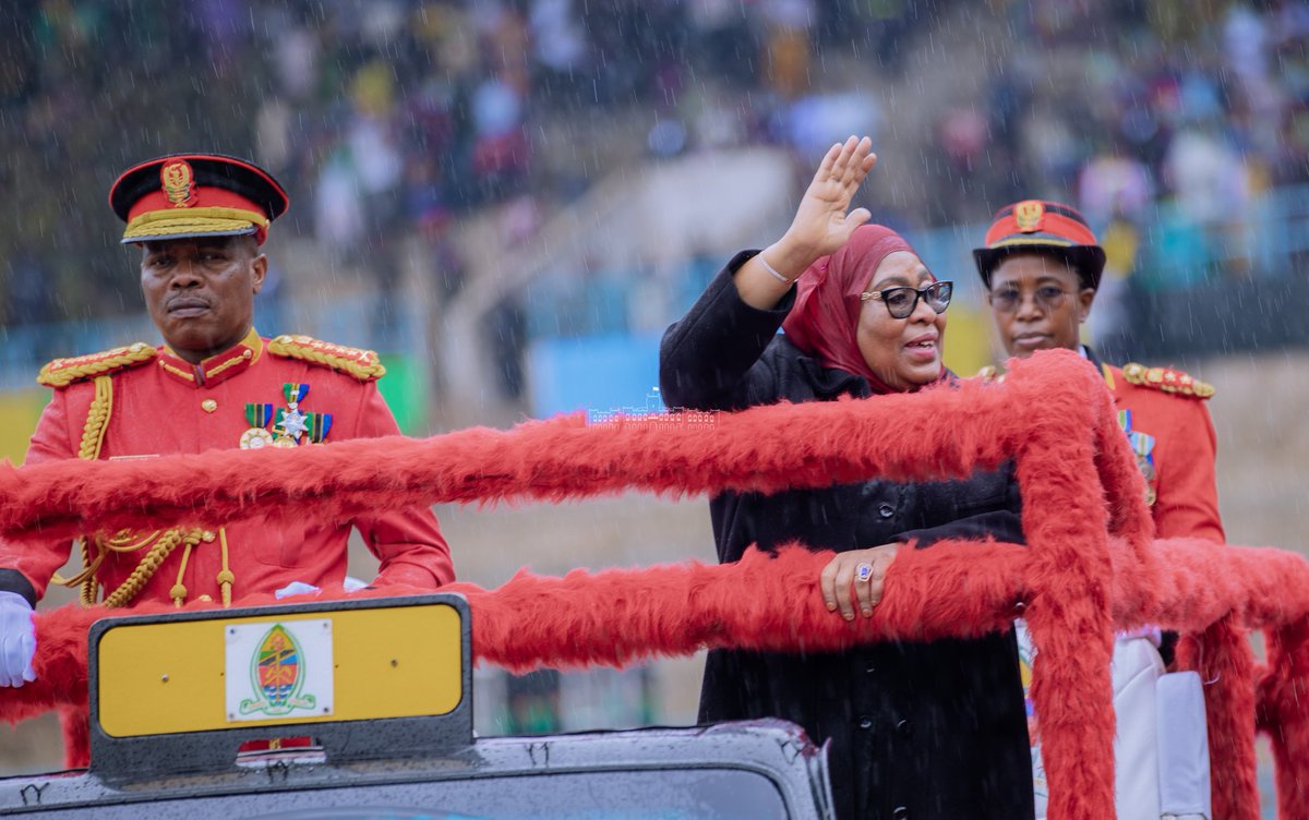 Rais wa Jamhuri ya Muungano wa Tanzania na Amiri Jeshi Mkuu Mhe. Samia Suluhu Hassan akiwapungia mkono wananchi mara baada ya kuwasili katika uwanja wa Uhuru Jijini Dar es Salaam wakati wa Sherehe za Miaka 60 ya Muungano wa Tanganyika na Zanzibar tarehe 26 Aprili, 2024.