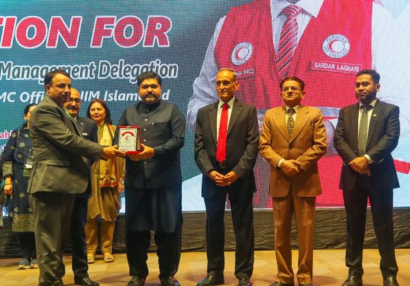 Honoring Excellence! Chairman PRCS Sardar Shahid Ahmed Laghari, presented shields to the SMC delegation from the 35th Senior Management Course of NIM, Islamabad, during their visit to PRCS National Headquarters.

#PRCS #NIM #SMC35 #Appreciation #HumanitarianEfforts