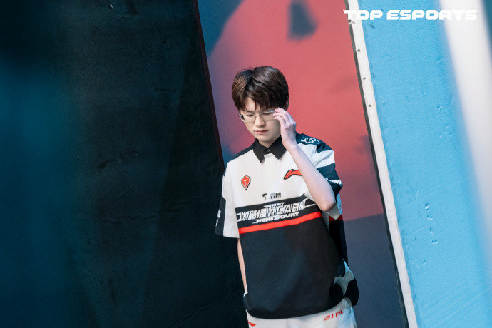 LPLinsider_'s tweet photo. UNIFORMES DA LPL PARA O MSI!

Em novas sessões de fotos, os jogadores da BLG e TES exibem seus uniformes especiais para a edição de 2024 do primeiro campeonato internacional do ano. https://t.co/px1kjUjfah