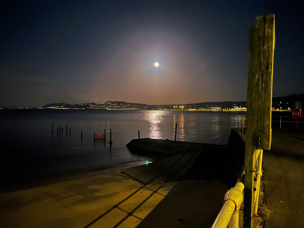 Cymru full moon seascape 🏴󠁧󠁢󠁷󠁬󠁳󠁿💘#cymru #fullmoon #nwalessocial #pinkmoon #waxingmoon #photo #NaturePhotography #northwaleswalks #seascape #beachvibes #moonvibes #stormhour #NorthWales