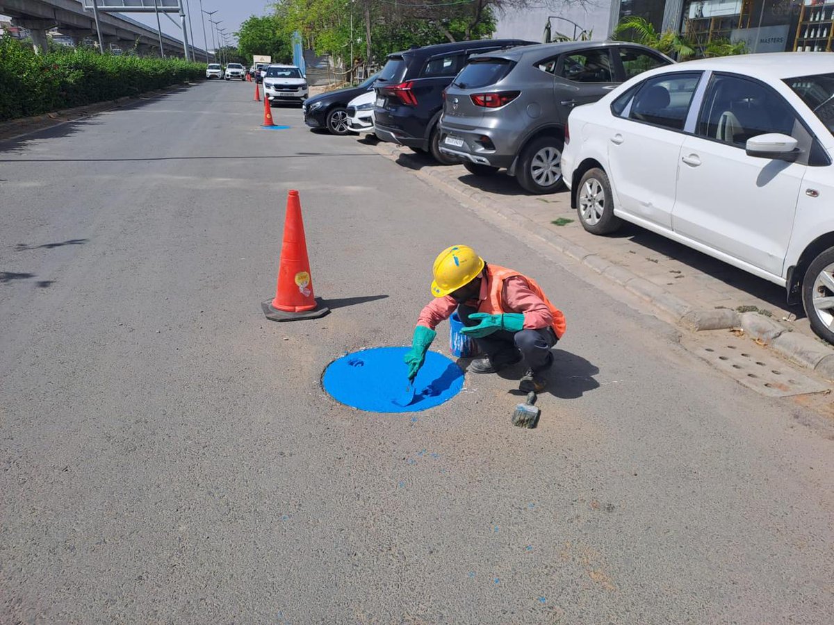 Various pre-monsoon flood preparedness measures such as cleaning of water inlets & underpass road gullies,strengthening of soil in check dams,painting & GIS mapping of stormwater drain manholes are underway on Golf Course Road from AIT Chowk to Bristol Chowk. #DLF #safemonsoon