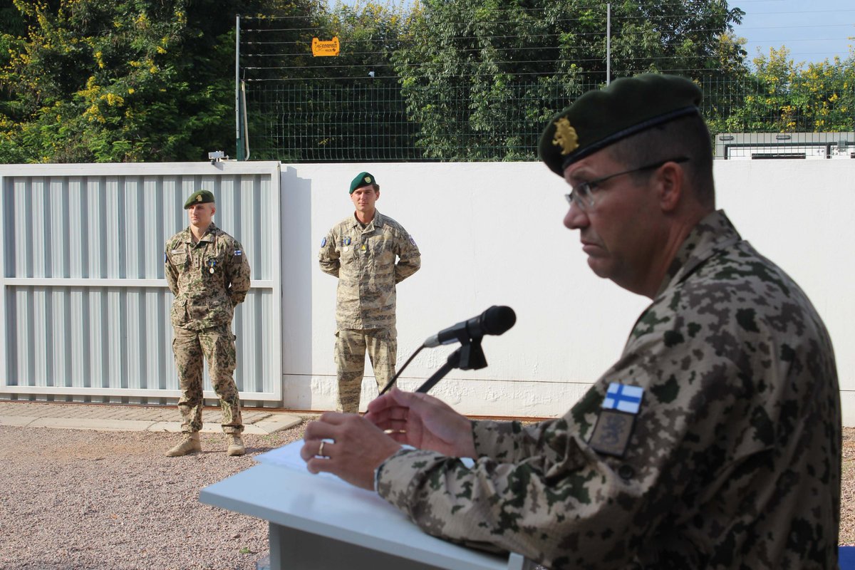 Congratulations!👏🇪🇺🇦🇹🇫🇮 #EUTMMOZ Deputy MFCdr Col Arto Hirvelä, had the honour to lead an award ceremony and congratulate 2️⃣ members for their exceptional service & contribution to our mission.🥇 Have a safe trip back home!🛫 @eu_eeas @euinmoz @Puolustusvoimat @Bundesheerbauer