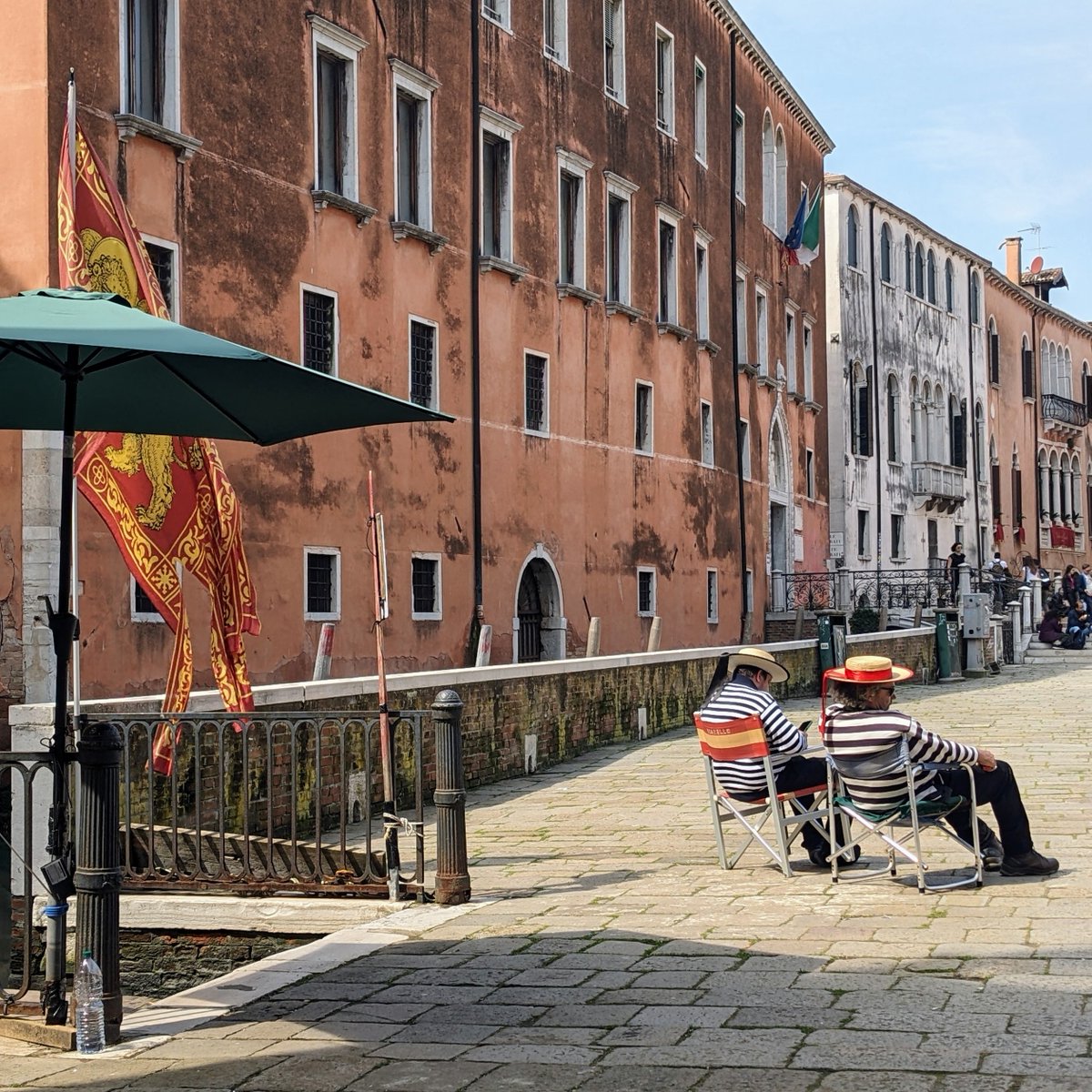 In attesa sotto il leone  #venezia #venice #veneziagram #veneziaunica #igersvenezia #veneziadavivere #travelphotography #venise #picoftheday #architecture