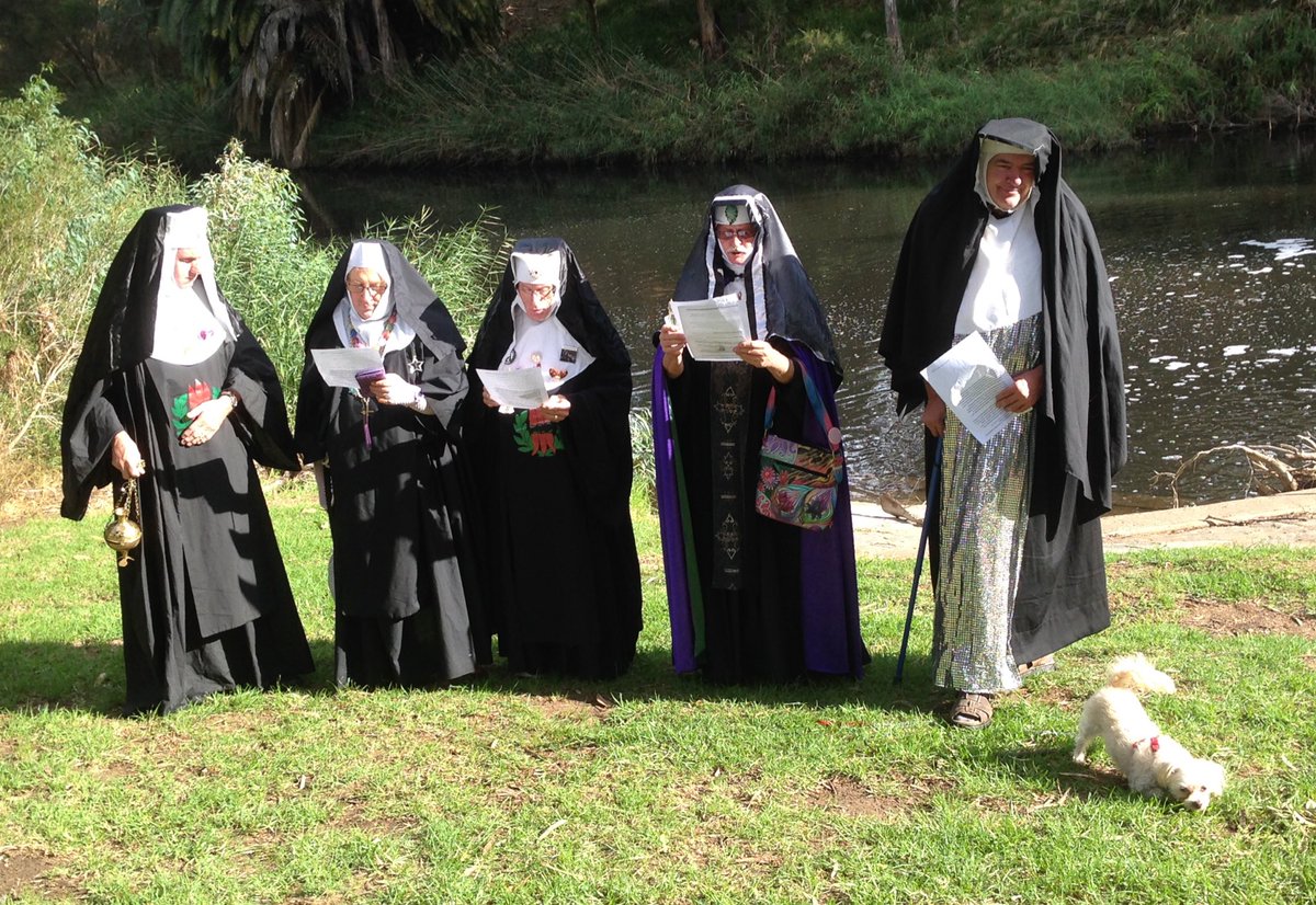 @SonneUndSchnee4 The Sisters of Perpetual Indulgence with Sid on the Torrens opiadelaide.org a great group of most beautiful fun talented giving Sisters 👏🐝🌏🐾🐈‍⬛✨🥰 #Adelaide