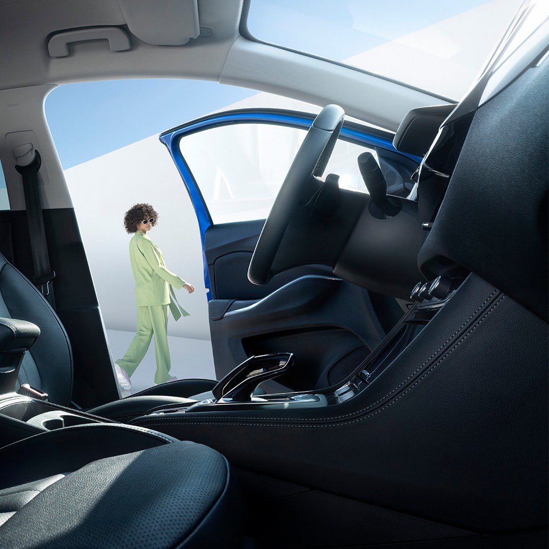 En son teknolojiyle buluşan çarpıcı tasarımı ile Opel #SUV Yeni #Grandland sizleri bekliyor. #OpelDoğu #OpelVan #Opel