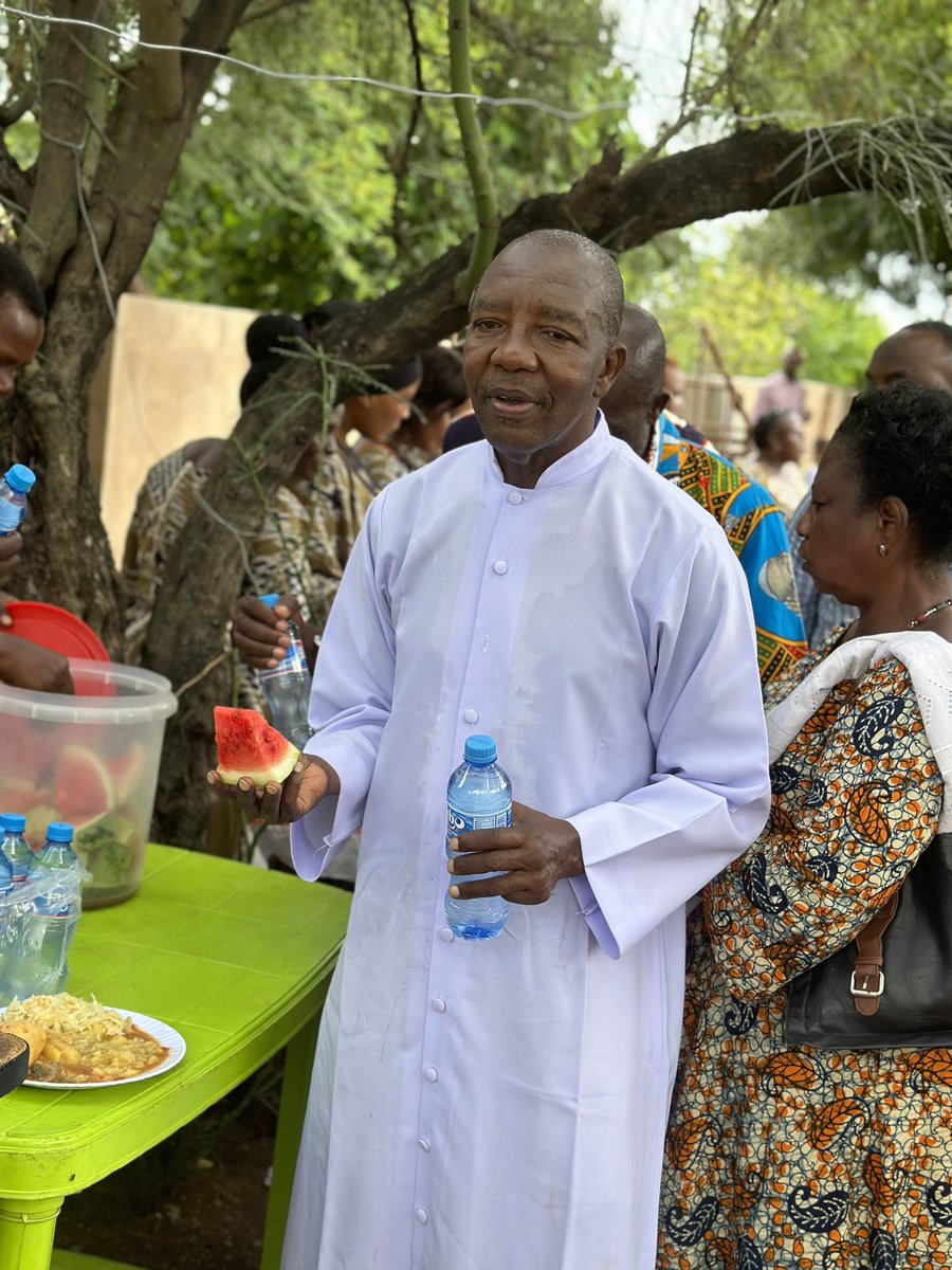 Shinyanga tumepoteza mmoja wa Mapdre wazuri sana, Pumzika kwa Amani rafiki wa familia yetu, Father Makolo. Msiba wako umeniumiza sana💔🥲, Shinyanga will never be the same without you. You were EXCEPTIONAL 

Pole kwa Mhashamu Baba Askofu Liberatus, ndugu pamoja na marafiki wote.…