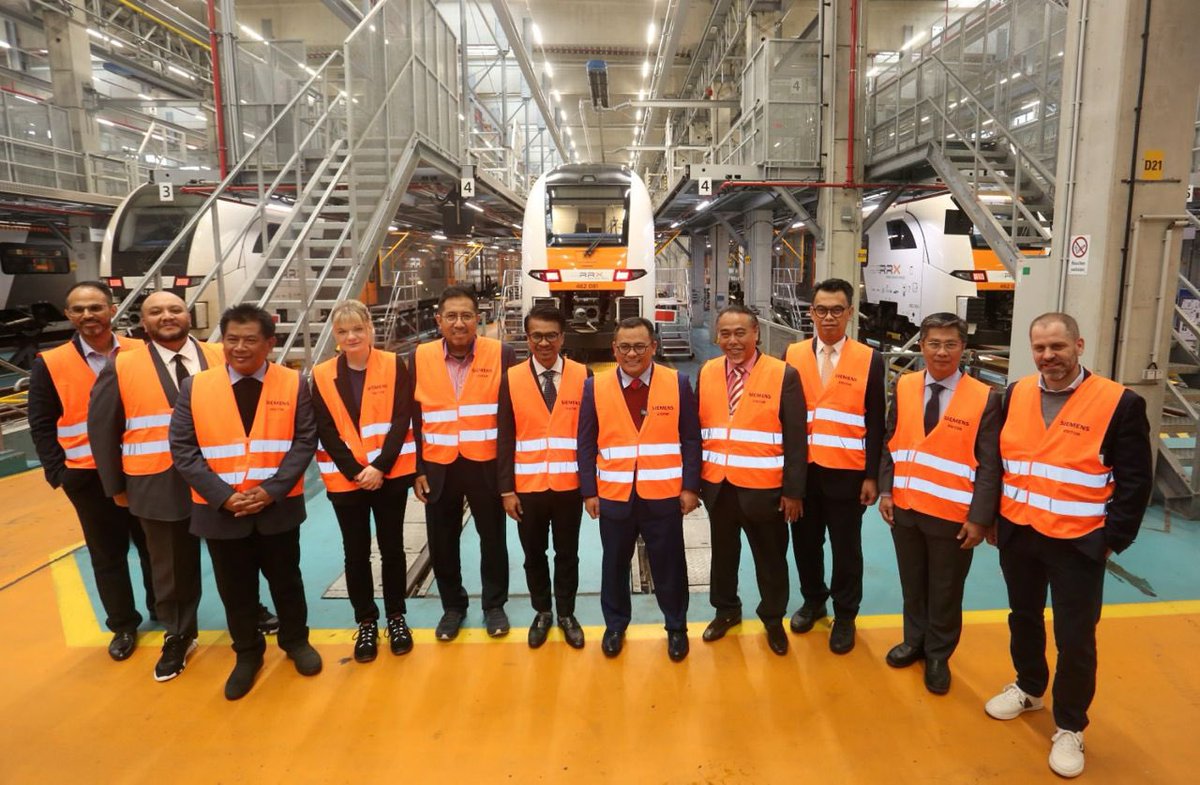 In conjunction with #HM24, Siemens Malaysia led a delegation of Selangor State Government officials and industry executives, including YAB Dato’ Menteri Besar Selangor @AmirudinShari to witness Siemens’ technology that #TransformTheEveryday first-hand, across key sectors.