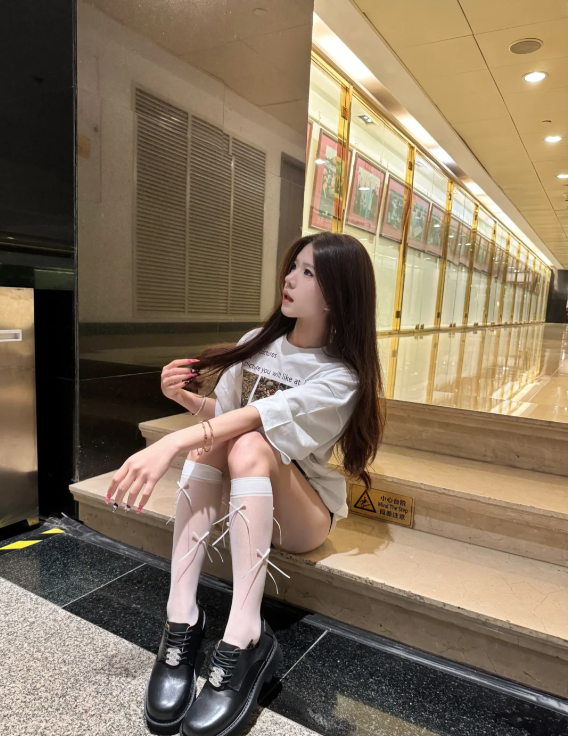ttiinggg's tweet photo. 无论我们离得多远，我们看的都是同一个月亮 https://t.co/v2lR7ZlVsS