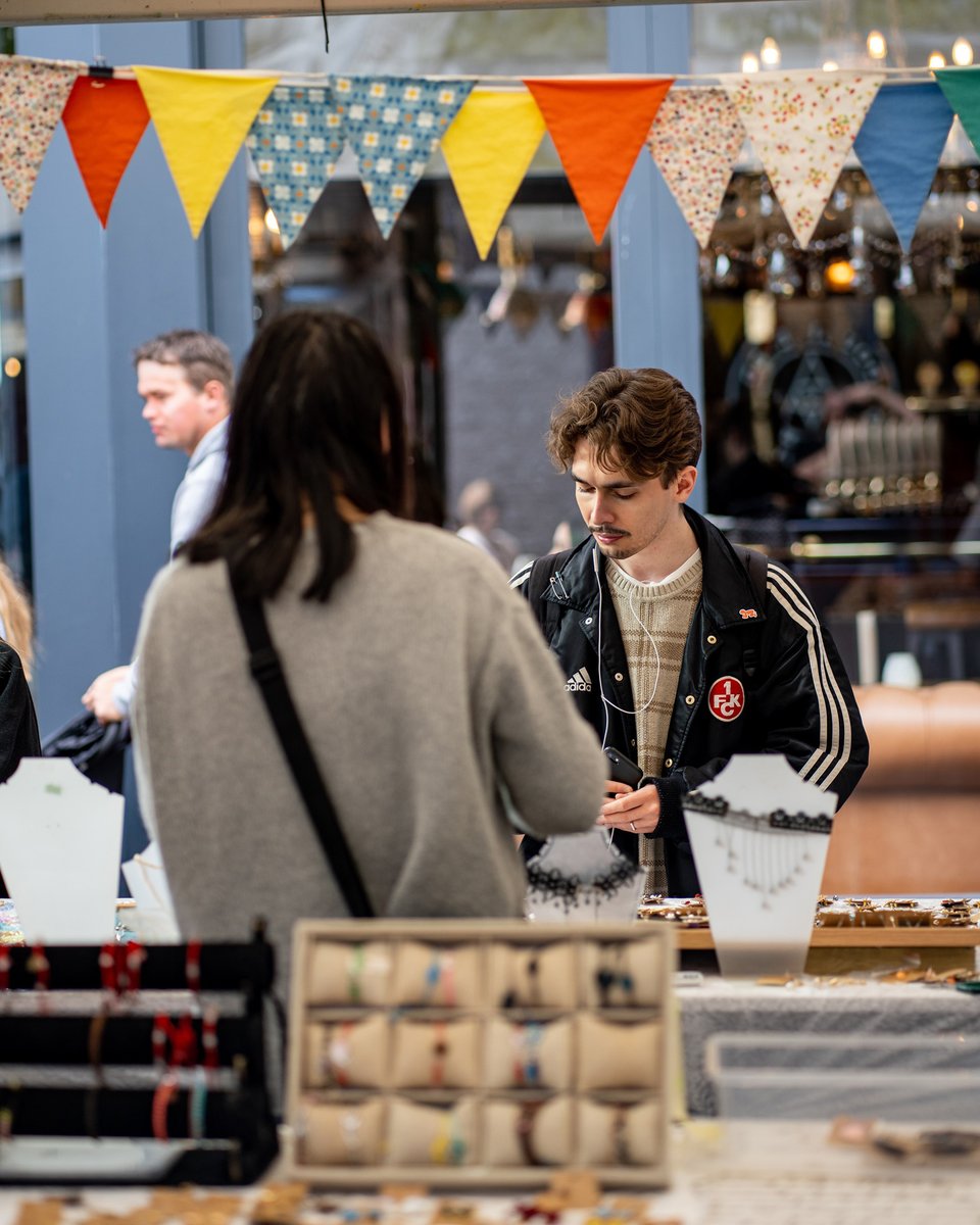 Shop local with the Shambles Market 🛍️ From handmade treasures and one-of-a-kind finds, to delicious fresh produce and baked goods, explore the charm of shopping local with the largest concentration of independent traders in York. visityork.org/business-direc…