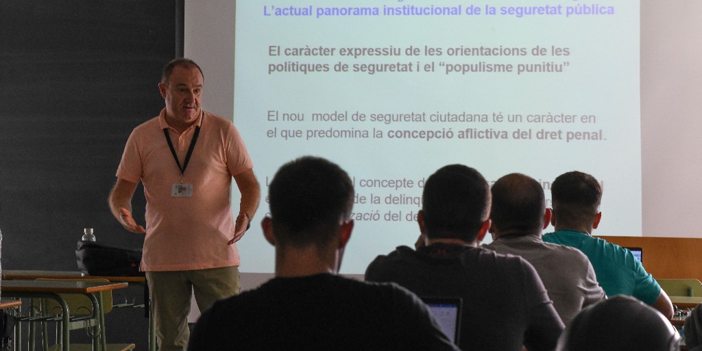 👋Estudiant <a href="/UniBarcelona/">Universitat de Barcelona</a>, aquesta tarda a la Facultat de <a href="/Dret_UB/">Facultat de Dret UB</a> última sessió del #SemesterBreak del màster Direcció Estratègica de Seguretat
👉Experiències de treball de camp en criminologia i estudis de seguretat
👉Policies del futur: contextos i desafiaments
<a href="/GrauSeguretat/">Grau en Seguretat</a>