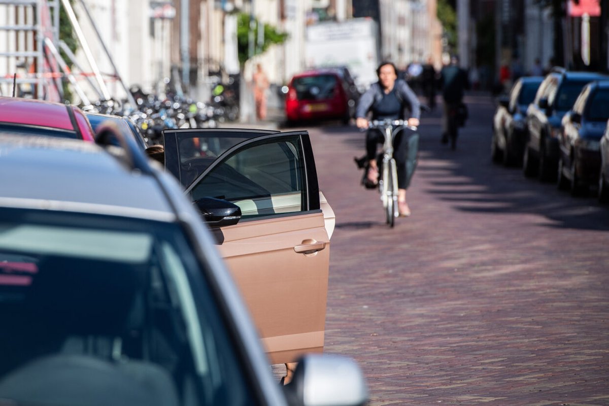 De gemeenteraad stemt in: Utrecht voert de komende 12 jaar, buurt voor buurt, betaald parkeren tussen 6.00 en 11.00 uur in. Dit vermindert parkeeroverlast en moedigt duurzame andere keuzes voor de auto aan.👉direc.to/kzu2