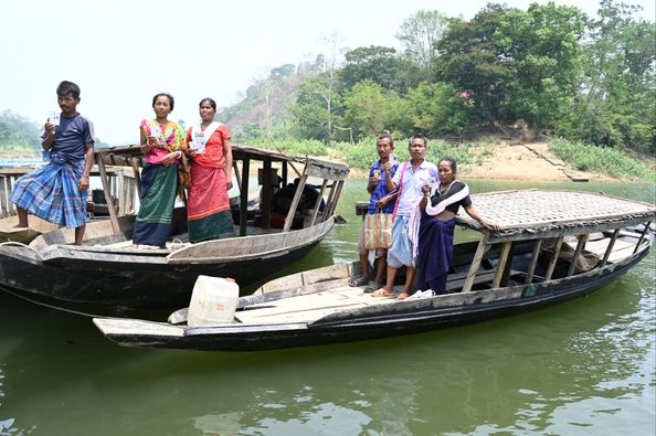 Our floating voters from Dumboor Lake!!
@ECISVEEP 
@ceotripura 
@gomati_police 
@DmGomati