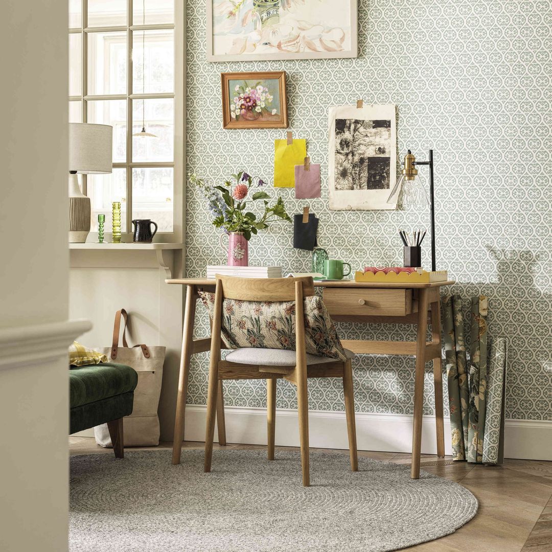 The art of simplicity 🙌

The Ercol Ballatta desk has a multi-purpose functionality and adaptable placement options make it a seamless fit for any space. 

From a dedicated workspace for your laptop, chic console table in your hallway, this elegant desk enhances any environment.