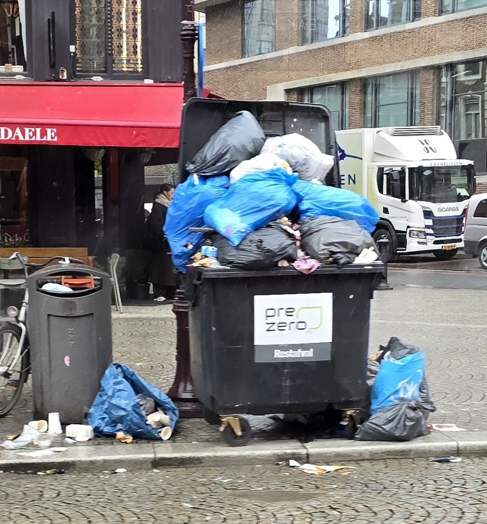 MarcelDellebeke's tweet image. ↕️  .... en donderdagmiddag ......

nog maar 1 van 1000en zulke #dumplocaties ......

#bedrijfsafval #dumpzone #vuilnisbelt #ongediertecultivering #ratten 
#handhaving
#hahahandhaving #hopeloos

@PreZero_NL 
@AmsterdamNL @020centrum