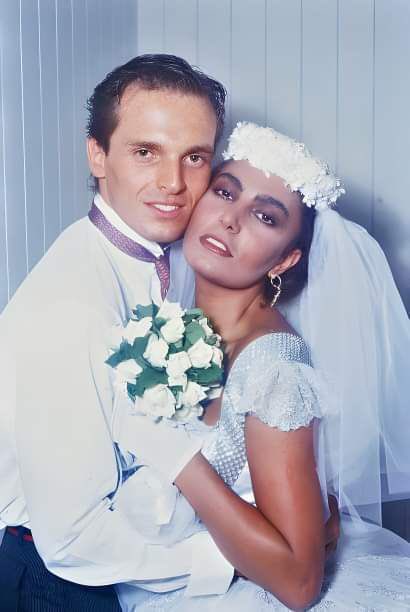 FESTIVALBAR 1982 (Arena di Verona) io vinsi con “Non Sono Una Signora” il mio caro amico Miguel Bose con “Bravi Ragazzi” outfit “abito da sposa” 👰💙👠🏳️‍🌈