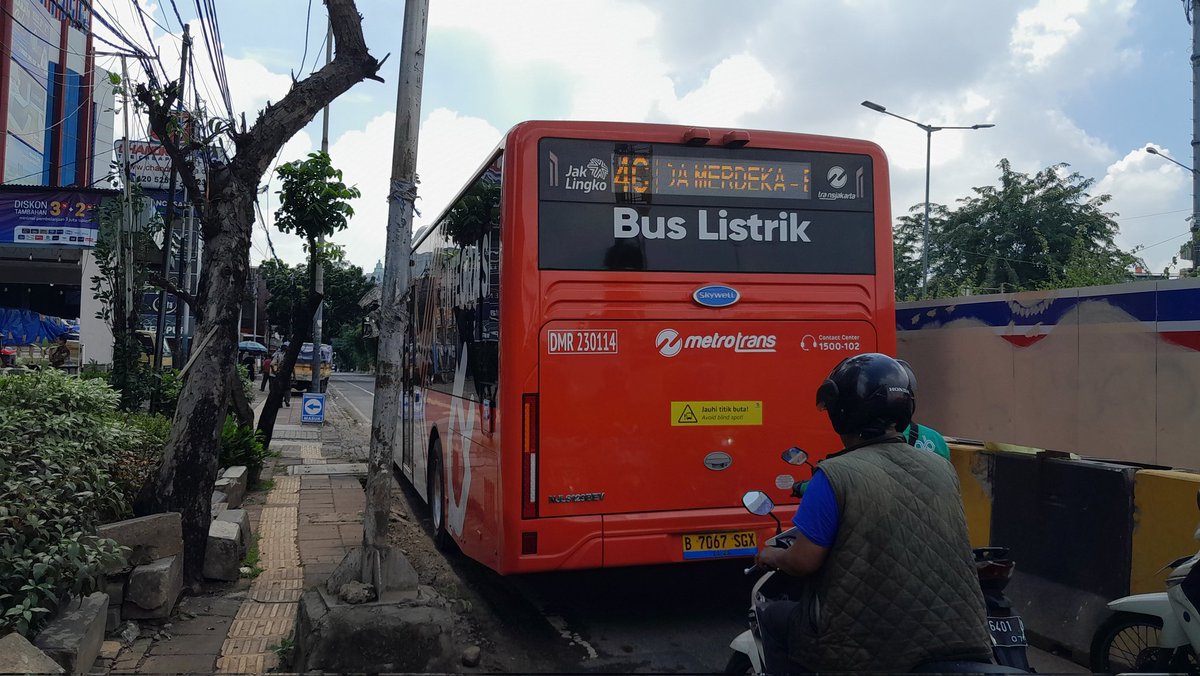 Lowdeck mblusukan Jalan Pramuka yg menyempit karena proyek LRTJ

4C | Bund. Senayan - Tugas (apalah Pemuda Merdeka ini)
Bus Listrik DMR Skywell