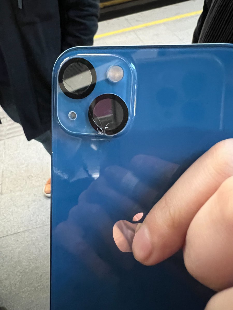 WhizUs_'s tweet photo. Ein Handy hat es auch auf die Rennstrecke geschafft und musste dort einiges über sich ergehen lassen, aber glücklicherweise war es nur das versicherte Diensthandy! 🫡 
Ein spannendes Event, das Teamgeist und Fahrspaß gut kombiniert hat 🧙‍♂️ https://t.co/yStEEczMmy