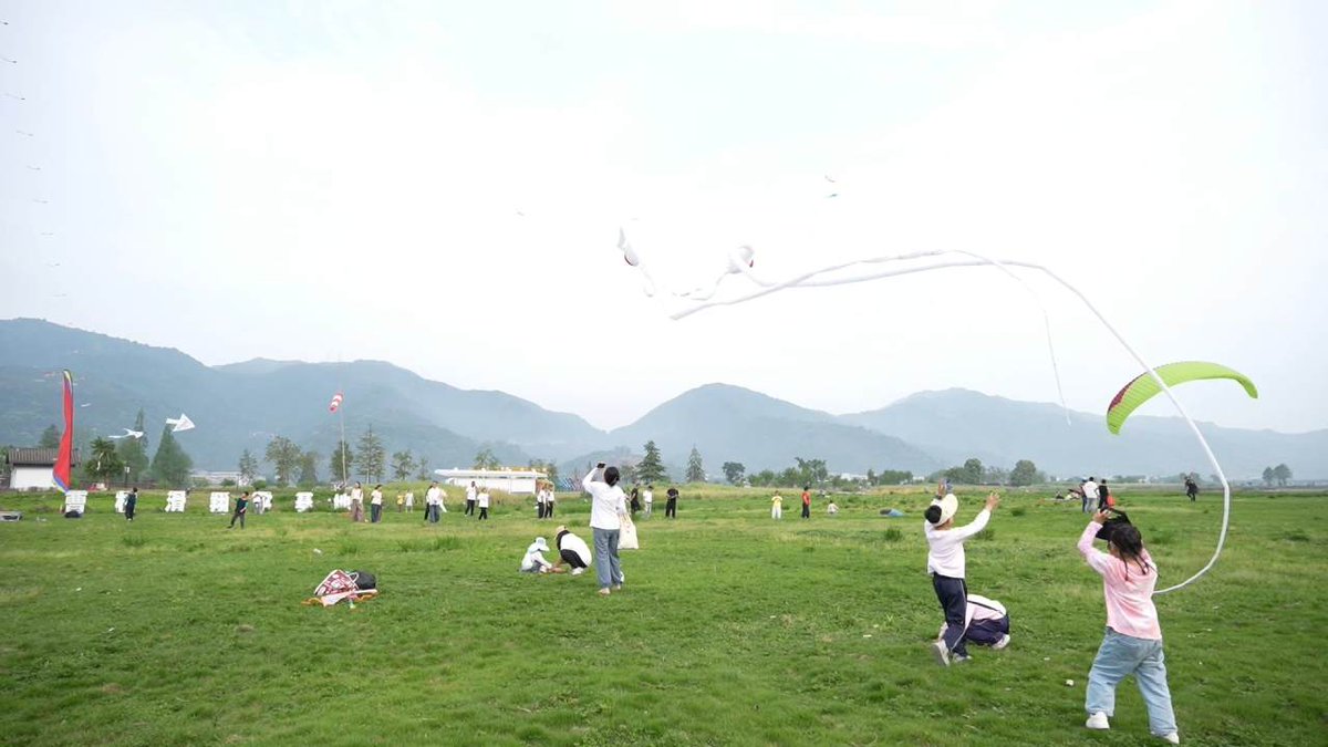 Colorful kites soar in the sky, transforming Caocun village in Ruian @InWenzhou into a joyful paradise. Let your spirit take flight with the vibrant spectacle above! #Wenzhou #BeautifulRuian 🪁🌈