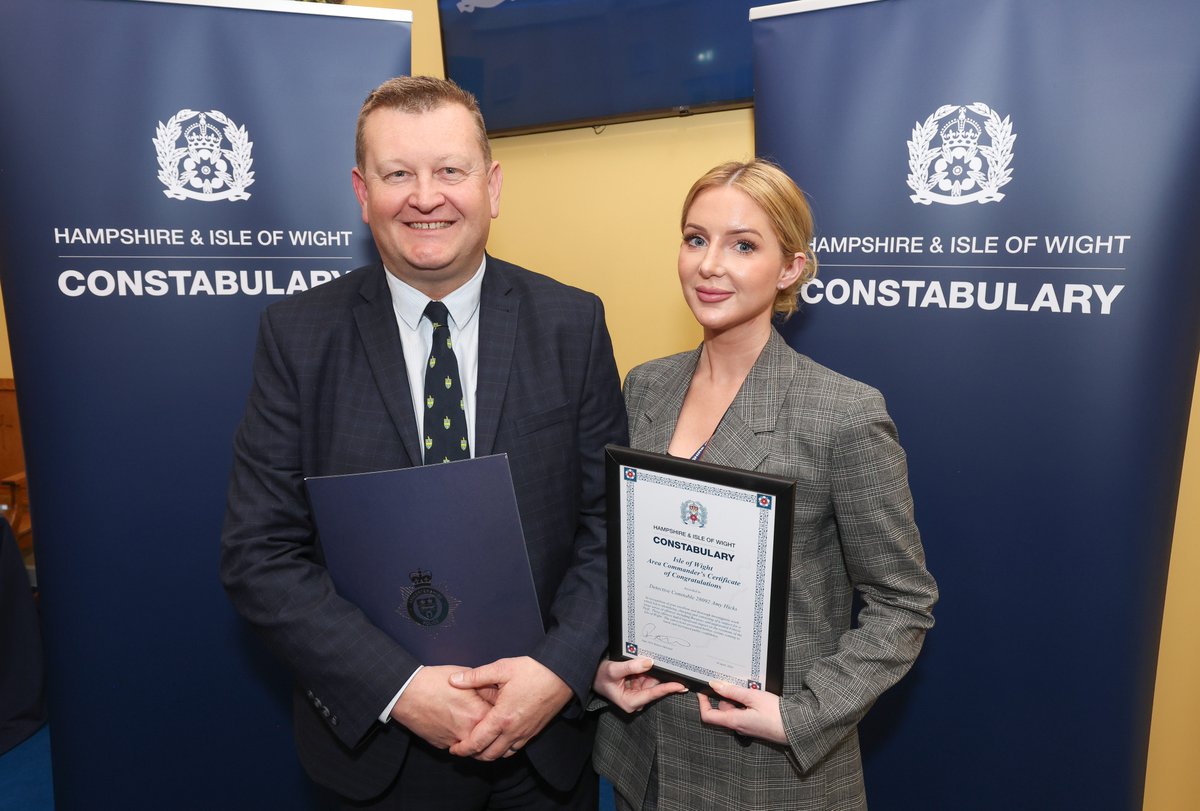 🎖️🏅 IOW AWARDS 🏅 🎖️ DS Mick Redfern & DC Amy Hicks, part of the #IsleOfWight Area Crime Team, have both been awarded for their efforts on recent investigations. Mick for an incident he investigated in #Leicestershire and Amy for an #IOW case. More here: orlo.uk/PdbFs