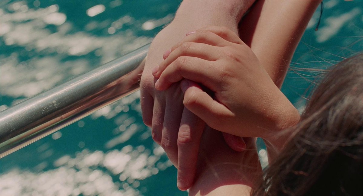 screenscaps's tweet photo. aftersun (2022) dir. charlotte wells https://t.co/Tn04hM53IU