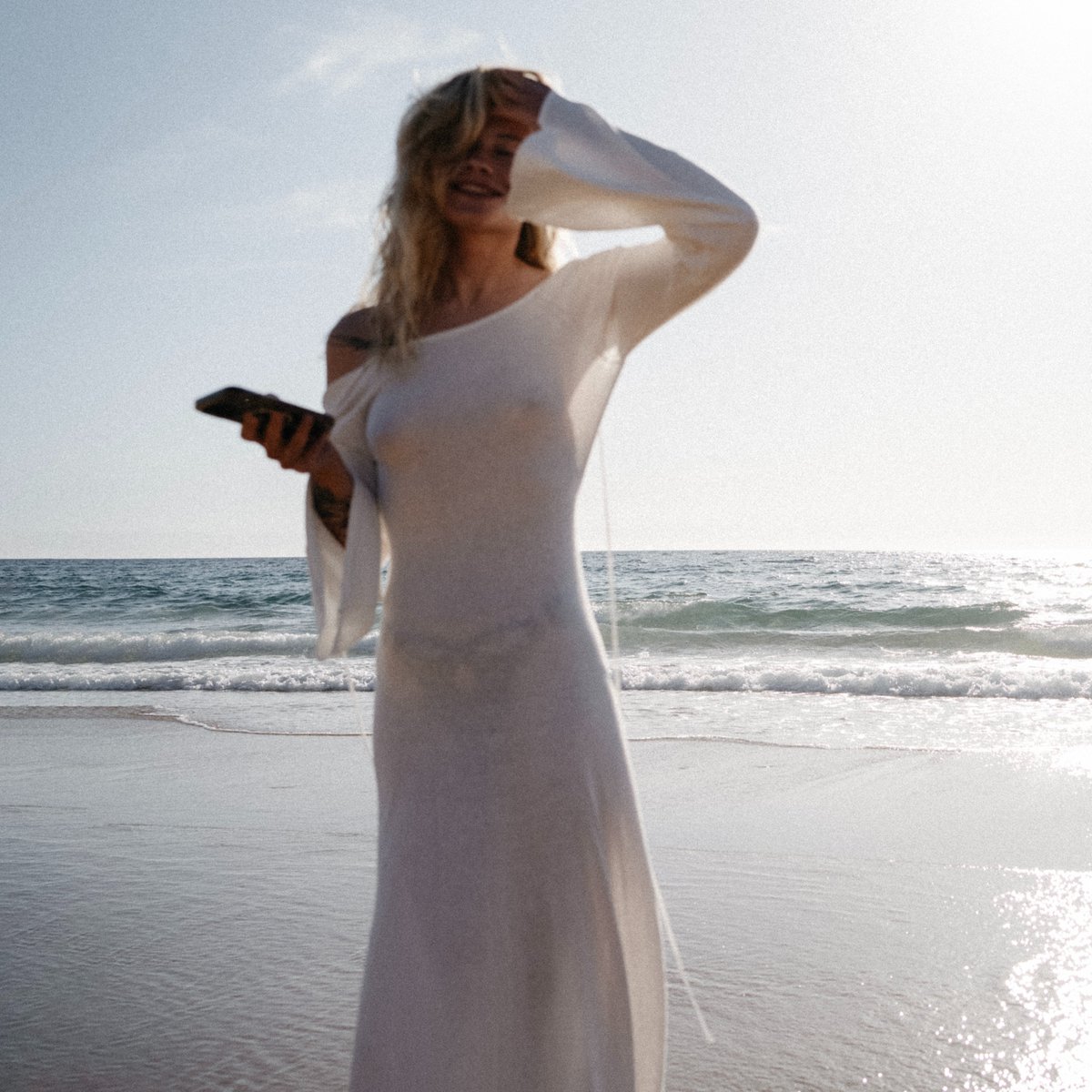 Ola 🤍 
(*the photo shows me posting a tweet)