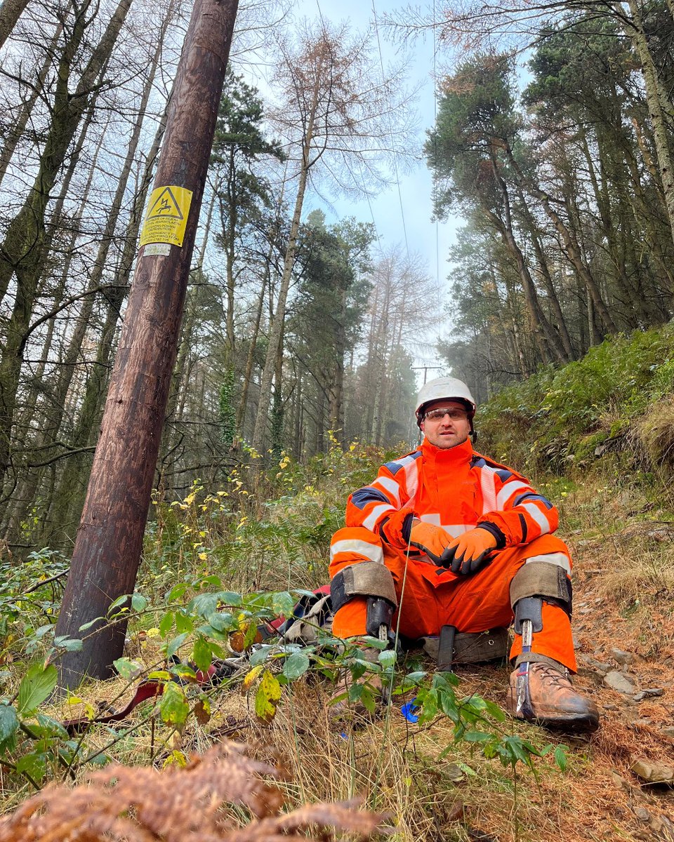 ⏰ Time for a well-earned break! ⚡ Linesperson Martin from our #Merthyr team stops for a rest while working on our vast network of overhead power lines to help us keep the power flowing. 📱 To report a power cut in your area, contact us for free at anytime on 105.
