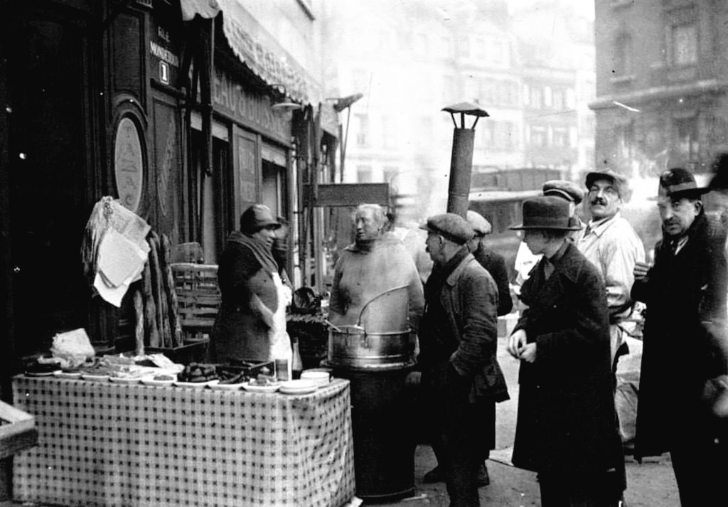 La marchande de saucisses. 1926. Paris