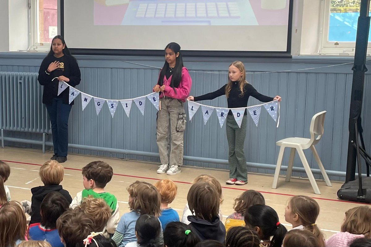 A huge shout out to Mrs MacDonald’s mum who made our “Langside Larder” bunting 🥰 and to the children who designed it 🤩 Remember, families are welcome to come donate or take what they need!