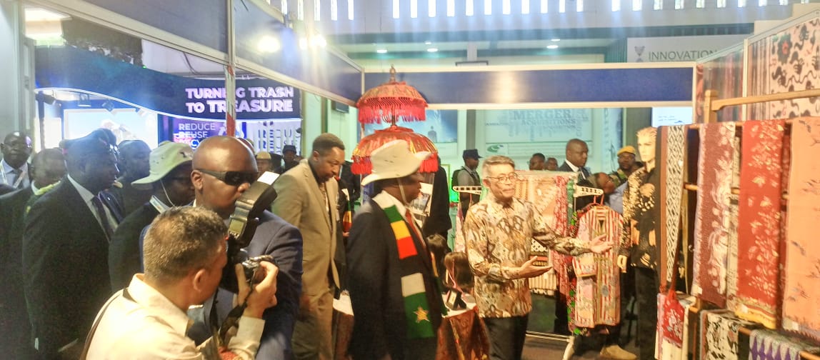 President @edmnangagwa Mnangagwa has arrived at the Zimbabwe International Trade Fair exhibition centre in readiness to tour several select stands. The 64th international trade  exhibition is running under the theme, “Innovation: The Catalyst to Industrialisation and Trade”.