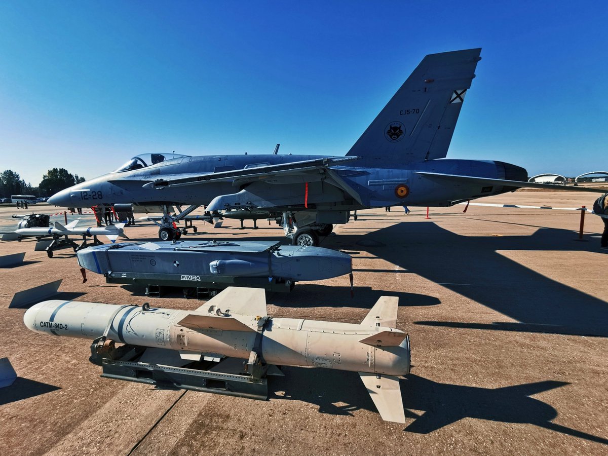 AGM-84 Harpoon en @EjercitoAire 🇪🇦
Recopilación de imágenes:
- Sobre el Teide en 1995, después de instalar la OFP-94E por el CLAEX que habilitó el uso de Harpoon.
- Dos exhibiciones estáticas, con misiles cautivos de entrenamiento.
SI TIENES ALGUNA IMAGEN MÁS, ¡COMPÁRTELA! 🧵👇🏻