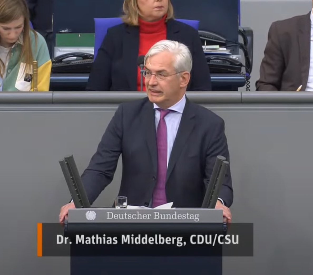 Die Liste der Unternehmen, die Deutschland verlassen oder die Produktion zurückfahren, ist endlos lang. „Miele, ZF, Continental, Bosch, Stiel, ThyssenKrupp – wenn ich noch weitermachen würde, wäre meine Redezeit mit dieser Aufzählung schon ausgeschöpft”, so Mathias #Middelberg.