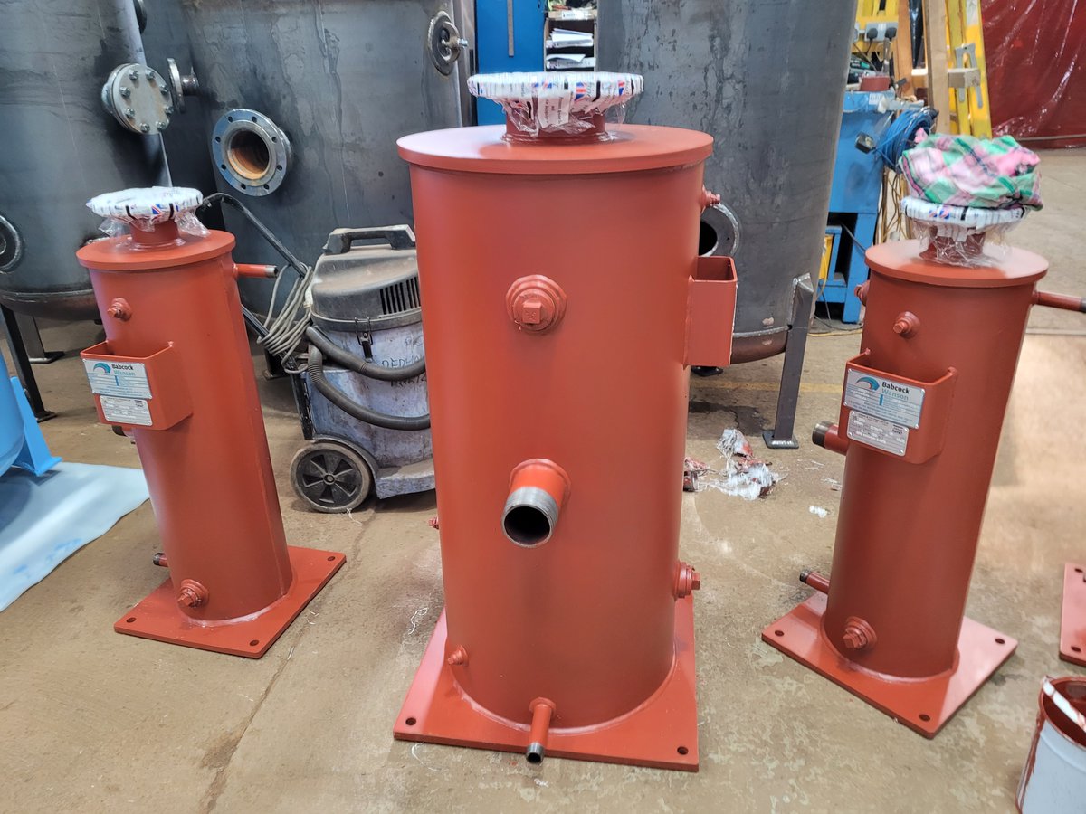 Friday is here & the weekend is in sight 👀 We have been busy this week, a nicely fresh painted vessel drying in our paint shop, some red oxide primed vessels & a Mummy, Daddy and baby galv air receivers! 
#pressurevessels #buybritish #painting #galvanising #coatings